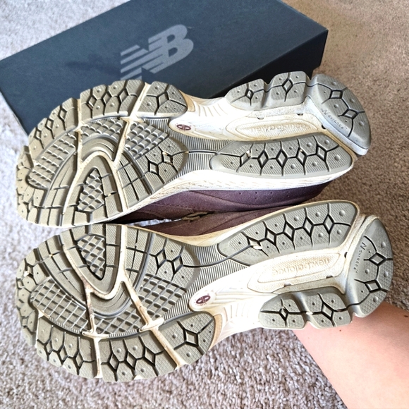 New Balance 2002r Shoes in Black Fig/ Pebble SSense - Picture 2 of 10